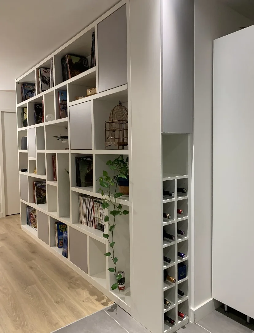 Bibliothèque blanche double face avec casier à vin intégré