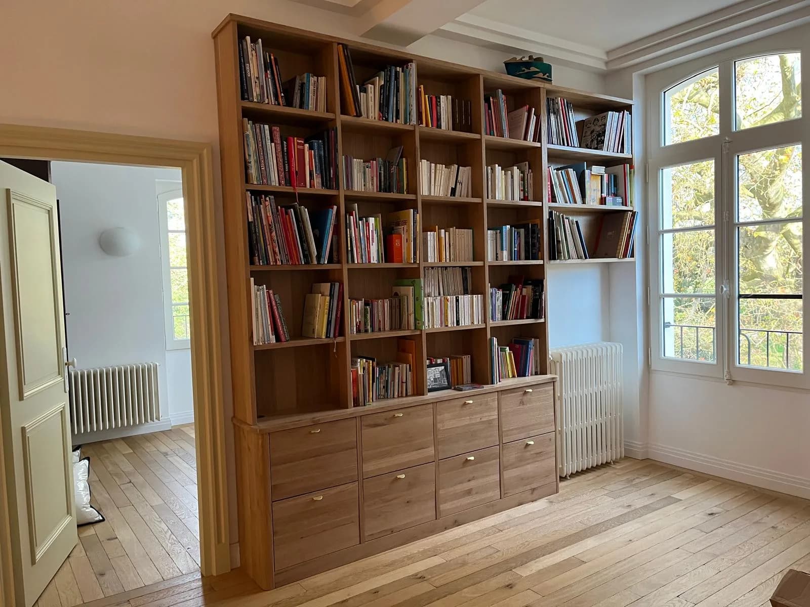 Bibliothèque en chêne toute hauteur avec tiroirs en partie basse