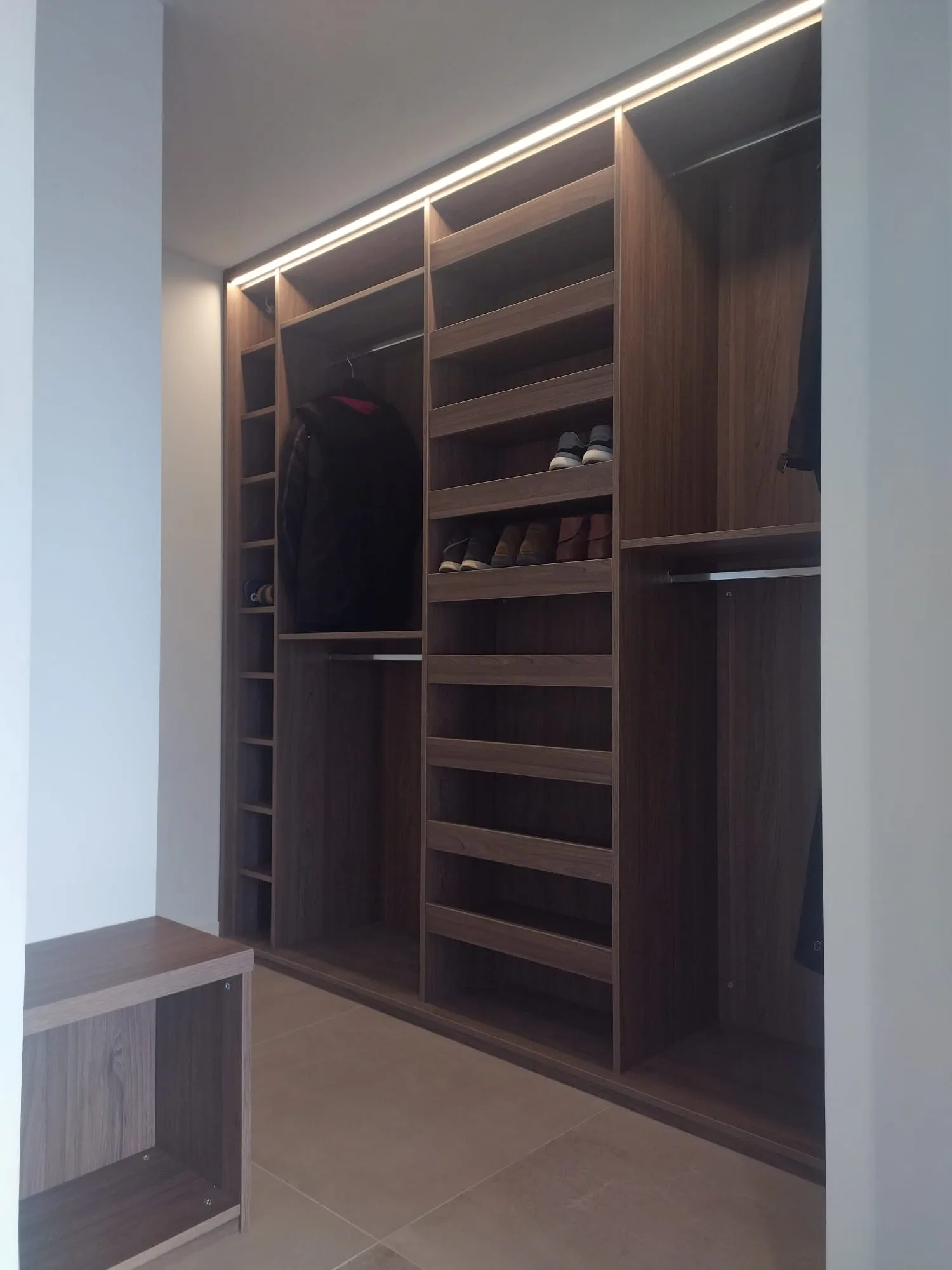 Dressing en noyer avec éclairage LED intégré et banc assorti