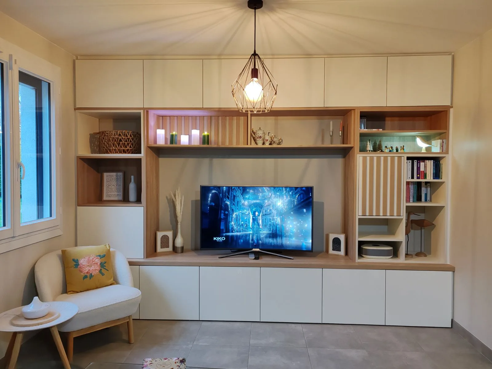Meuble TV crème et chêne prolongé par une bibliothèque toute hauteur
